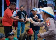 Polda Metro Jaya Bagikan Air Minum dan Makanan Ringan kepada Peserta Penyampaian Aspirasi