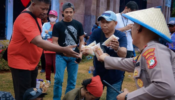 Polda Metro Jaya Bagikan Air Minum dan Makanan Ringan kepada Peserta Penyampaian Aspirasi