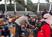 Brimob dan Polwan Polda Metro Bagikan Roti untuk Massa Hari Tani