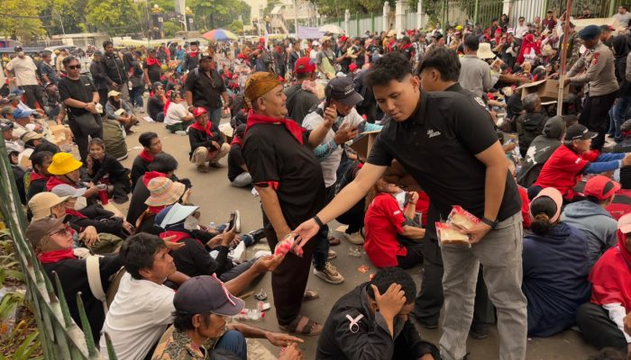 Di Tengah Pelayanan Penyampaian Pendapat, Satgas Gakkum Polda Metro Jaya Bagikan Roti dan Minuman