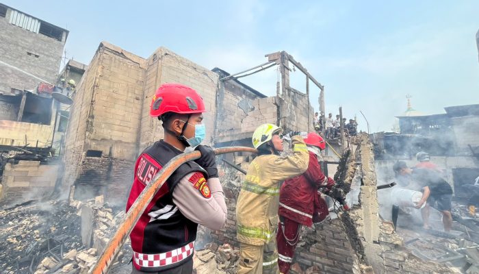 Polda Metro Jaya Buka Dapur Lapangan untuk Warga Terdampak Kebakaran Kampung Muka