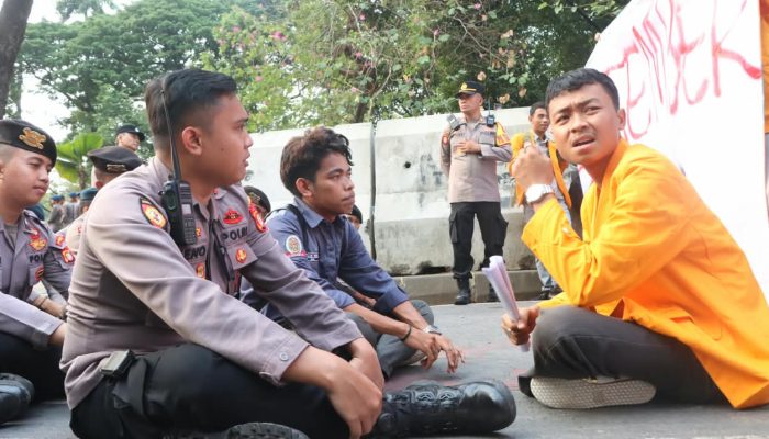Menyapa dengan Hati: Upaya Polres Metro Jakarta Pusat Layani Aksi Unjuk Rasa secara Humanis