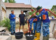 Respons Dampak Kemarau, Lanud Sjamsudin Noor Kembali Salurkan Air Bersih untuk Warga