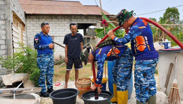 Respons Dampak Kemarau, Lanud Sjamsudin Noor Kembali Salurkan Air Bersih untuk Warga