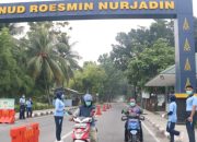 Lanud Roesmin Nurjadin Bagikan Masker kepada Warga, Peduli Dampak Asap Karhutla