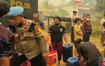 Polres Kubu Raya salurkan enam ton air ke Dusun Teluk Lais