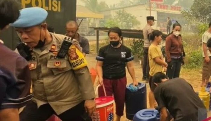 Polres Kubu Raya salurkan enam ton air ke Dusun Teluk Lais