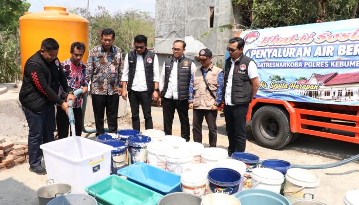 Kemarau Panjang, Satresnarkoba Polres Kebumen Salurkan 10.000 Liter Air Bersih ke Warga Pakuran