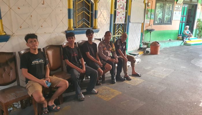 Bhabinkamtibmas Pasar Baru Sambangi Warga Di Gang Gang Pemukiman Cegah Gangguan Kamtibmas