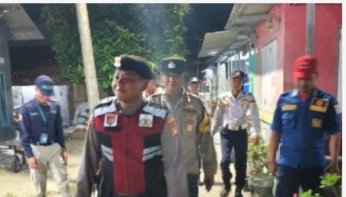 Patroli Malam, Polsek Kepulauan Seribu Selatan Sosialisasikan Layanan Polisi 110 dan Ajak Warga Jaga Kamtibmas