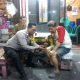 Bhabinkamtibmas Kampung Rawa Bantu Warga Akses Portal Perlinsos