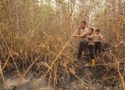 Satbrimob Polda Kalteng Terus Lakukan Pembasahan Karhutla di Banturung