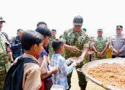 Wakil Panglima TNI Bagikan Sembako dan Tinjau Masak Kuali Merah Putih Bobon Santoso, Perkuat Kebersamaan TNI dan Rakyat