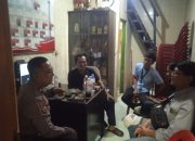 Tingkatkan Keamanan Lingkungan, Bhabinkamtibmas Kampung Rawa Sambangi Poskamling RW 03