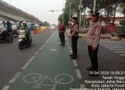 Berikan Pelayanan kepada Masyarakat, Polsek Johar Baru Lakukan Pengaturan Lalu Lintas Sore Hari