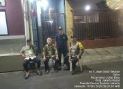 Sambangi Pos Kamling Galur, Polsek Johar Baru Ajak Warga Tingkatkan Kewaspadaan Malam Hari