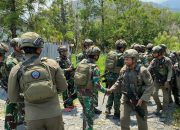 MENYAPA WARGA DAN MENJAGA KETENANGAN, PATROLI GABUNGAN SATGAS KEPOLISIAN OPERASI DAMAI CARTENZ DAN TNI DI MUARA