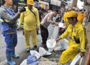 Bersama 3 Pilar, Bhabinkamtibmas Galur Ikut Kerja Bakti Grebek Lumpur dan Bersihkan Saluran Air