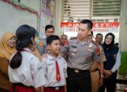 Sambangi SDN Gunung 01, Kapolda Metro Jaya Ajak Siswa Biasakan Tertib dan Saling Peduli