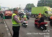 Polsek Bekasi Barat Gelar Pengaturan Lalu Lintas, Berikan Pelayanan kepada Pengguna Jalan