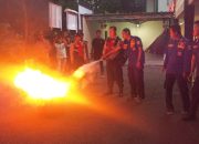 Polsek Senen Cek APAR dan Gelar Latihan Pemadaman Api, Antisipasi Pembakaran Ban Saat Unjuk Rasa