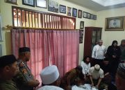 Polisi Bersama Masyarakat, Kapolsek Pondok Gede Takziah ke Rumah Duka Tokoh Agama KH. Ridwan Abdulah di Jatiwaringin