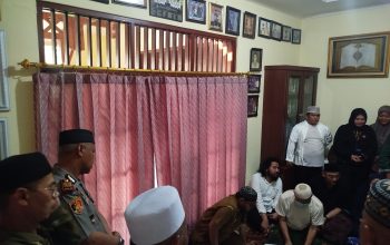 Polisi Bersama Masyarakat, Kapolsek Pondok Gede Takziah ke Rumah Duka Tokoh Agama KH. Ridwan Abdulah di Jatiwaringin