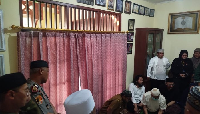 Polisi Bersama Masyarakat, Kapolsek Pondok Gede Takziah ke Rumah Duka Tokoh Agama KH. Ridwan Abdulah di Jatiwaringin