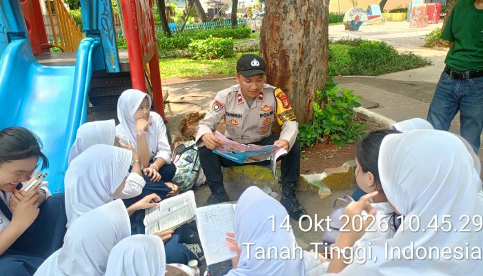Polri Bersama Masyarakat, Bhabinkamtibmas Tanah Tinggi Dampingi Siswa SMP Al Jihad Belajar Kelompok