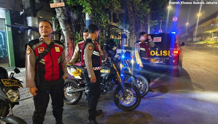Ciptakan Wilayah Aman dan Kondusif, Polsek Johar Baru Gelar Strong Point Dini Hari di TL Galur