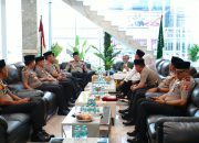Perkuat Sinergi dengan Ulama, Kapolri Silaturahmi dengan Rais Aam PBNU di Surabaya