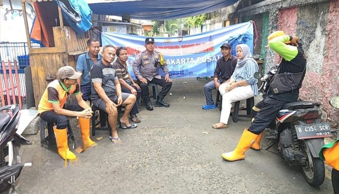 Dekat Dengan Warga, Polsek Metro Menteng Gelar Kumpul Bareng Warga, Ajak Jaga Kamtibmas dan Kebersihan Kali Probolinggo