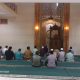 Lewat Sholat Berjamaah, Bhabinkamtibmas Kampung Rawa Bangun Kedekatan dan Serap Aspirasi Warga
