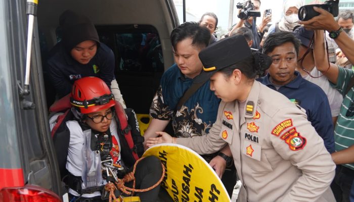 Utamakan Keselamatan Jiwa, Polres Metro Jakarta Pusat Humanis Evakuasi Enam Aktivis Greenpeace dari Patung Bundaran HI