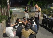 Malam Hari di Jalan Gareng, Bhabinkamtibmas Tanah Tinggi Imbau Remaja Hindari Tawuran
