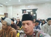 Sholat Jumat Keliling, Bhabinkamtibmas Kampung Rawa Bangun Kedekatan dan Serap Aspirasi Warga