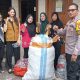 Peduli Lingkungan, Bhabinkamtibmas Kampung Rawa Dampingi PKK Pilah Sampah Bernilai Ekonomi