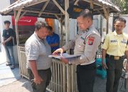 Polisi Bersama Masyarakat Memberikan Edukasi Pelanyanan Di Samsat Utara