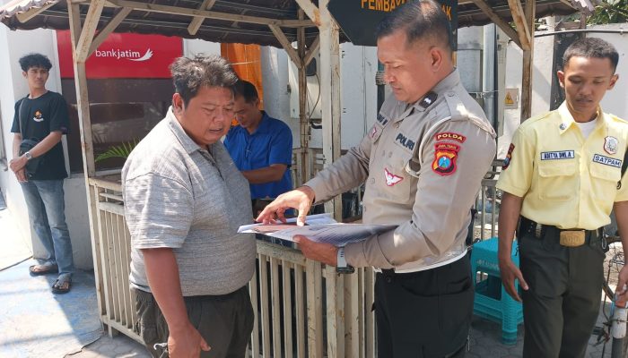 Polisi Bersama Masyarakat Memberikan Edukasi Pelanyanan Di Samsat Utara