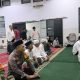 Perkuat Silaturahmi dan Kebersamaan, Bhabinkamtibmas Cempaka Putih Barat Hadiri Sholat Subuh Gabungan