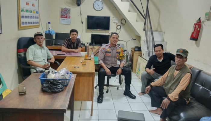 Bhabinkamtibmas Sambangi Poskamling RW 05 Kampung Rawa, Ajak Warga Tingkatkan Kewaspadaan