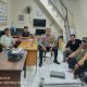 Bhabinkamtibmas Sambangi Poskamling RW 05 Kampung Rawa, Ajak Warga Tingkatkan Kewaspadaan