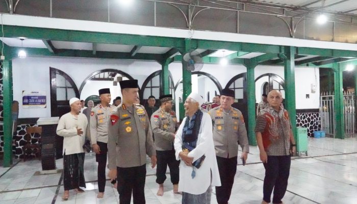 Wakapolres Metro Jakarta Pusat Dampingi Kapolda Metro Jaya Sholat Subuh Keliling di Masjid Jami Cikini Al Makmur
