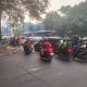 Antisipasi Kepadatan Sore Hari, Personel Samapta Polsek Metro Gambir Laksanakan Pengaturan Lalu Lintas di TL Holland Bakery