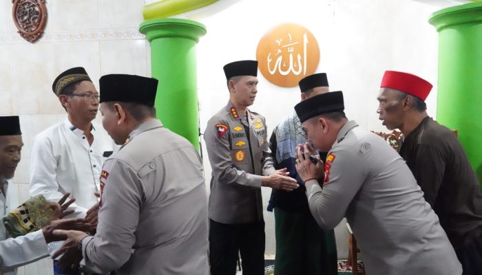 Wakapolres Metro Jakarta Pusat Dampingi Kapolda Metro Jaya dalam Sholat Subuh Keliling, Perkuat Silaturahmi dan Kedekatan dengan Masyarakat
