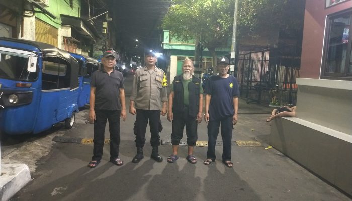 Dini Hari Sambangi Pos Kamling RW 01 Galur, Bhabinkamtibmas Perkuat Sinergi dengan Warga